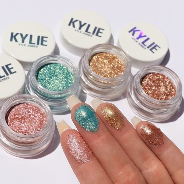 A través de su cuenta de Instagram, Kylie Jenner compartió un par de fotos donde usa tres nuevos productos