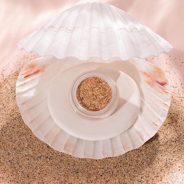 En esta nueva colección, Kylie Jenner optó por utilizar un empaque con forma de concha marina en el que hay 11 productos de belleza, uno cada vez más interesante que el otro.