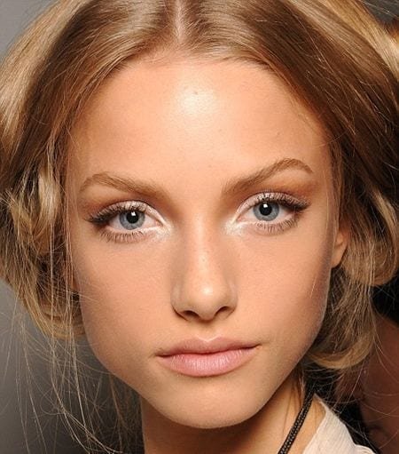 Recuerda que tu delineado blanco es el protagonista, así que no es necesario saturar el maquillaje con labiales fuertes, blush o cejas marcadas.