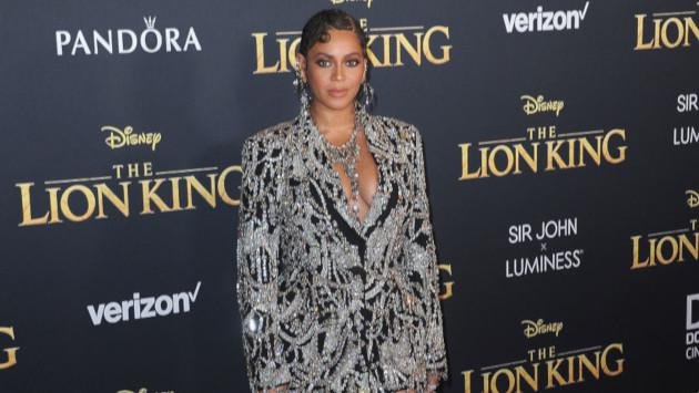 la estrella utilizó con un vestido plisado de caléndula en combinación con un maquillaje de belleza bronceada