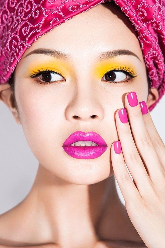 El blockeye consiste en aplicar “bloque de color” en el ojo, es decir un solo tono vivo en el párpado para que sea el protagonista del maquillaje.