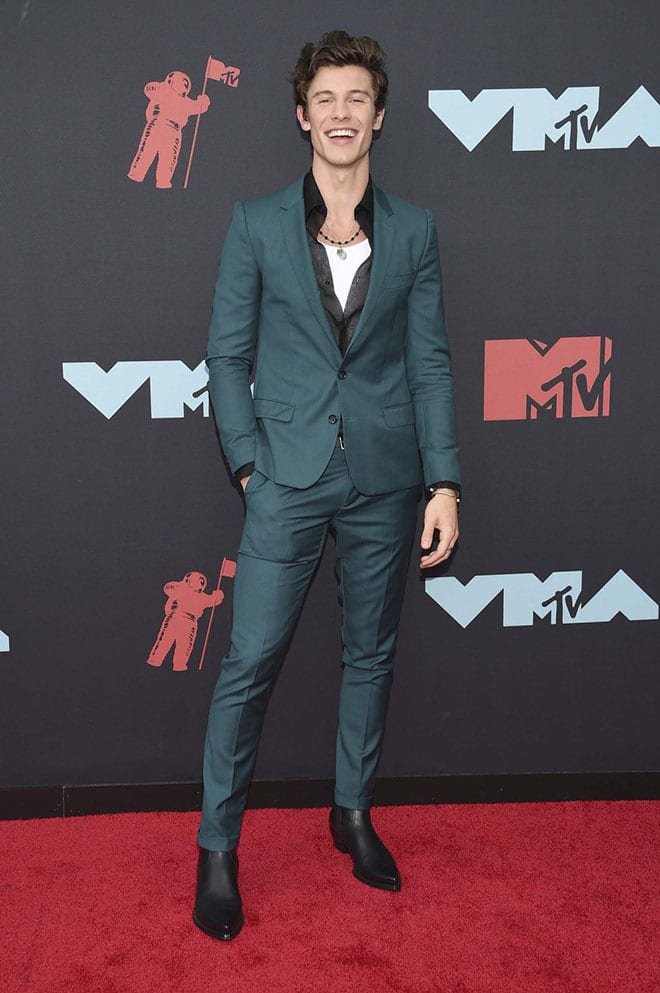 Shawn Mendes de Dolce&Gabanna y zapatos de Saint Laurent.