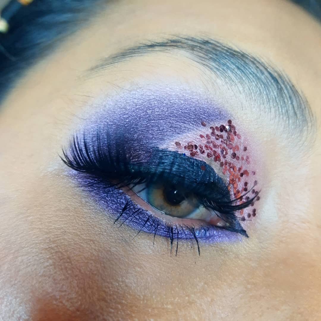 Hola chicas bellas les comparto mi maquillaje púrpura con glitter en tonos  rosad...