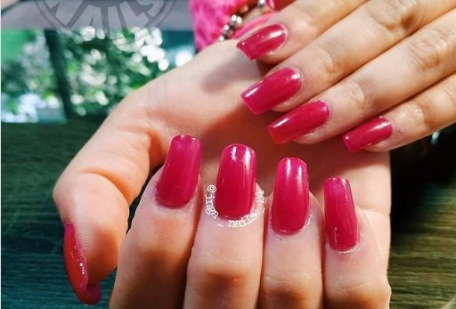 Colores de uñas ideales para pieles morenas