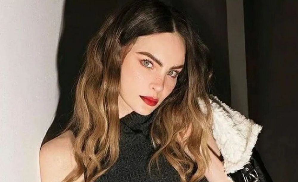 Belinda con botas altas al estilo calceta
