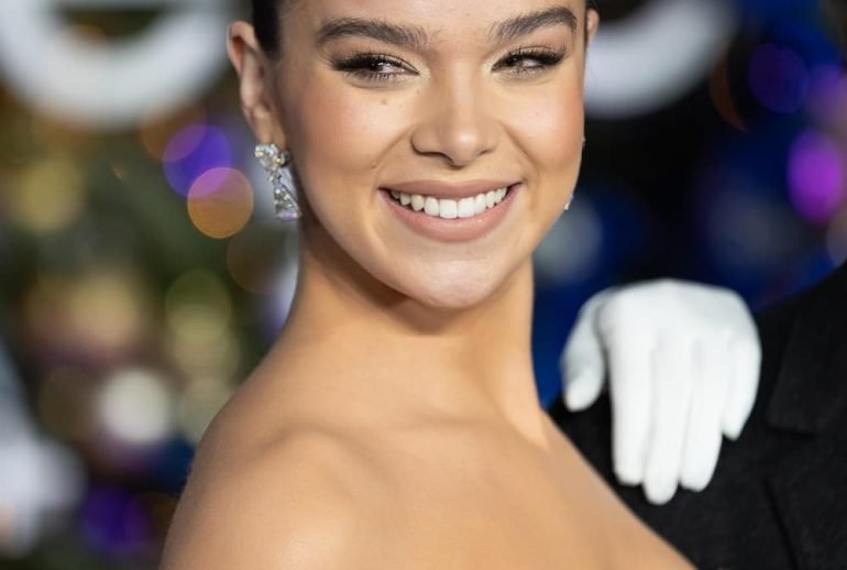hailee-steinfeld-in-richard-quinn-dress-at-the-hawkeye-london-premiere-2