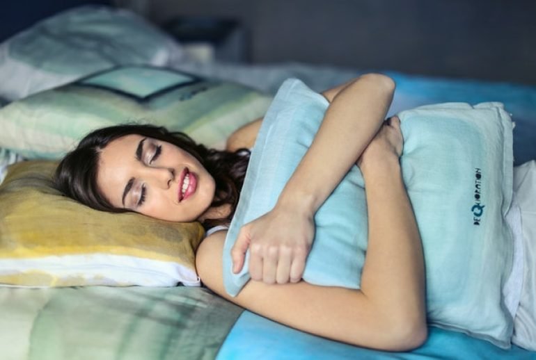 Las causas que ocasionan el dormir con maquillaje