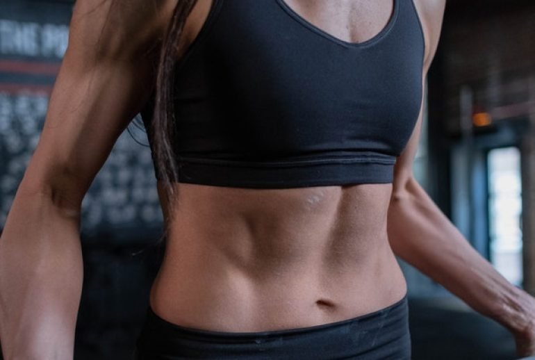 Cómo lucir un abdomen plano y definido