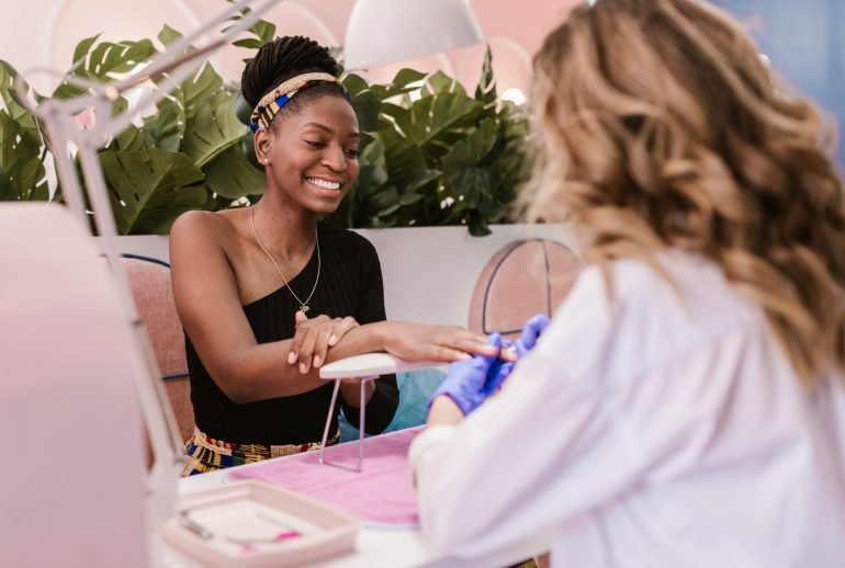 cómo se aplica la manicura semipermanente