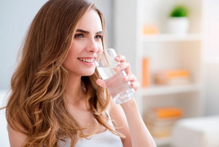beneficios de beber agua en ayunas