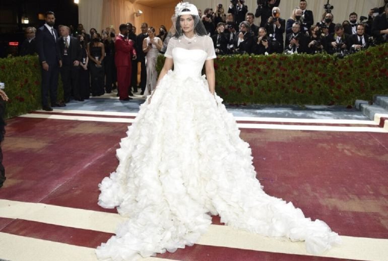 Kylie Jenner vestida de novia en la Met Gala